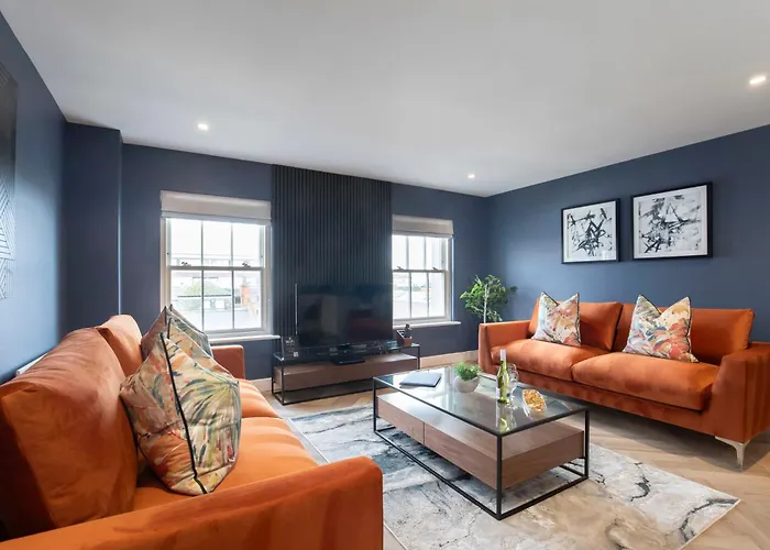 Elliot Oliver - Luxury Three Bedroom Town Centre Apartment With Parking