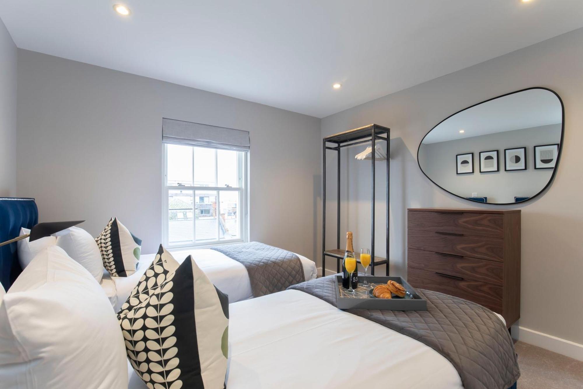 Elliot Oliver - Luxury Three Bedroom Town Centre With Parking * Cheltenham